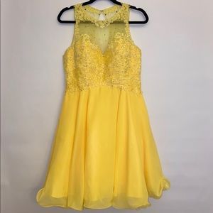 Beautiful A line prom/homecoming dress in yellow!